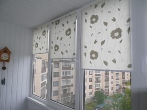 Установка рулонных штор на пластиковые окна в Петергофе
